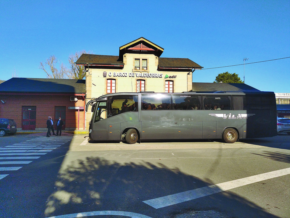 Uno de los autobuses, detenido ante la estación barquense. (J.C.)