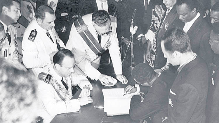 Fraga Iribarne foi o encargado de asinar a declaración de independencia.