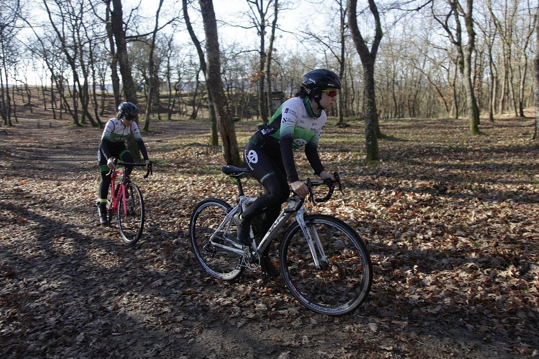 Las ciclistas del Academia Postal-Club Ciclista Maceda, Xiana Conde (derecha) y Sarela Conde (izquierda), durante un entrenamiento.