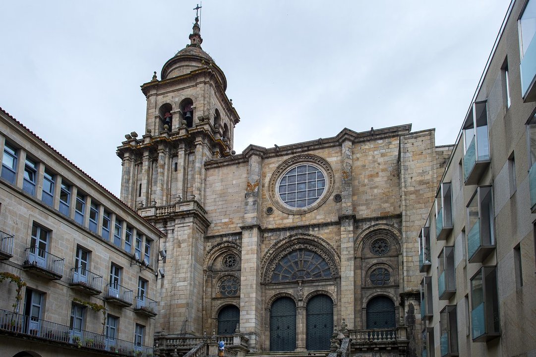 Entrada oeste da Catedral de Ourense pola Plaza de San Martiño.
