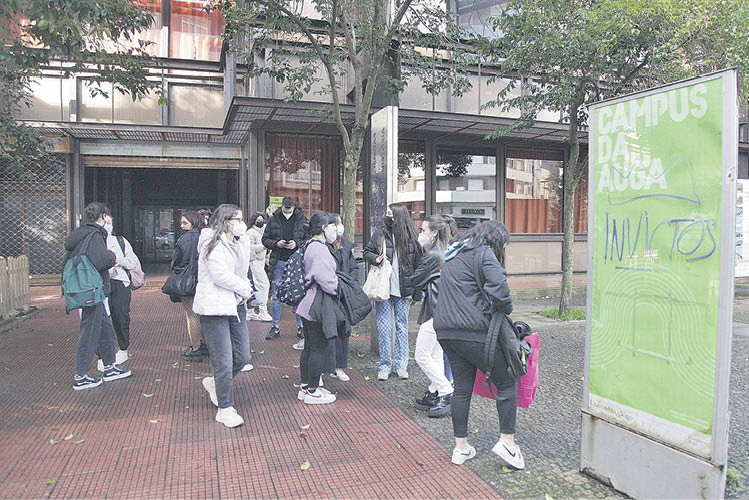 Alumnado a las puertas de la Facultad de Educación, en el Campus de Ourense. Miguel Ángel