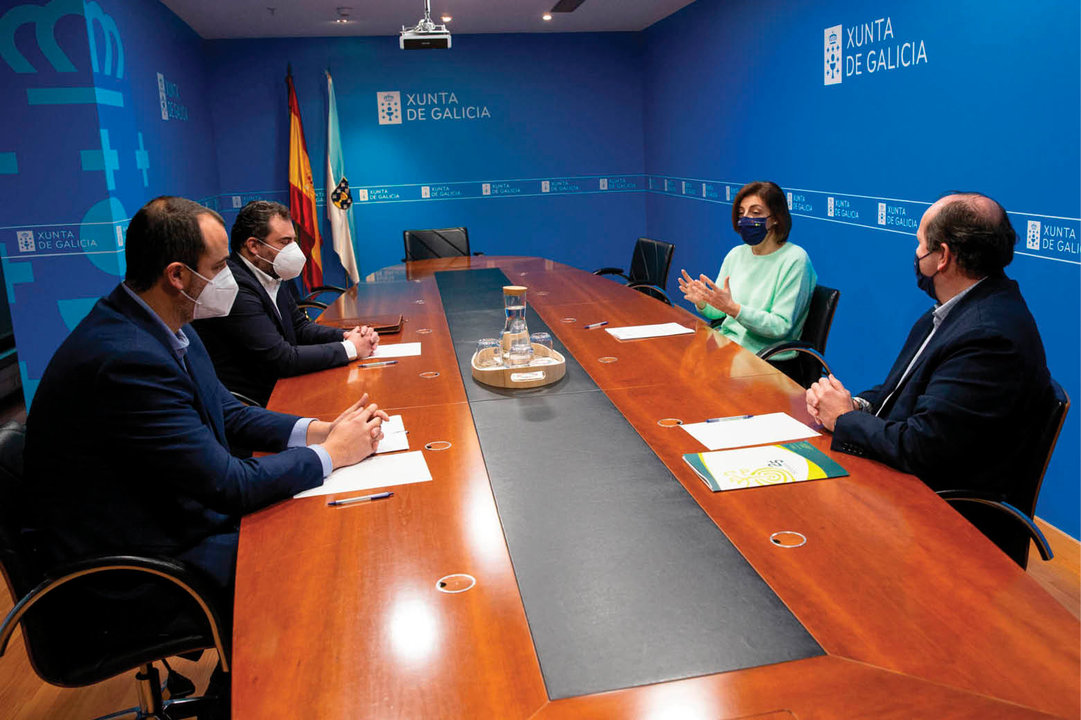 La conselleira Ángeles Vázquez, y el presidente de Sogama, Javier Domínguez, con representantes de la UTE.