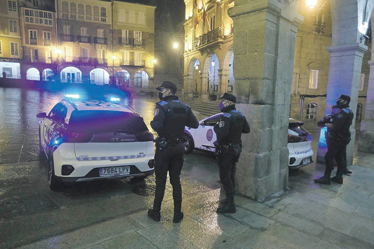 Un dispositivo policial una noche de juerga en la Praza Maior (JOSÉ PAZ)