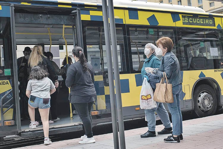 Usuarios del autobús urbano de Ourense (ÓSCAR PINAL).