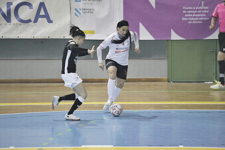 Sara Moreno pisa la pelota ante una jugadora rival. Miguel Ángel