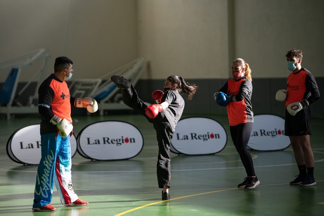 NOGUEIRA DE RAMUÍN (POLIDEPORTIVO DE LUÍNTRA). 19/02/2022. OURENSE. Actividade +Deporte La Región, adestramento de kickboxing en Luíntra, con Cipri Gómez e Rubén Batán. FOTO: ÓSCAR PINAL

