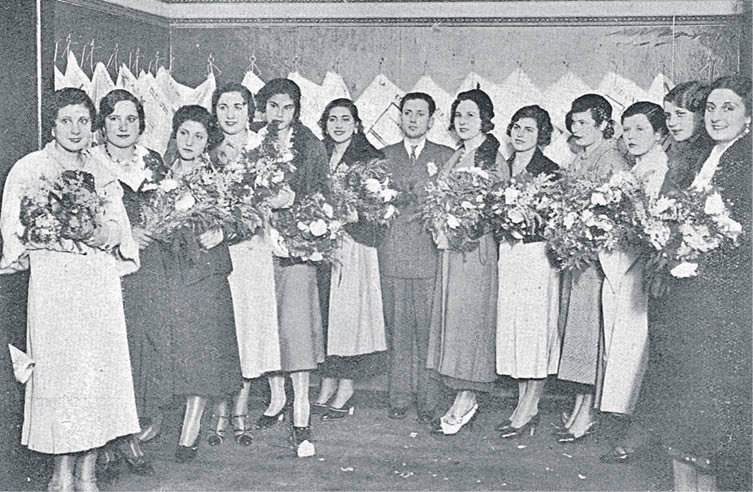 Foto Pacheco 1933. Elección Miss Galicia. La cuarta comenzando por la izq. Marujita Gómez y, a continuación, Emilia Docet.