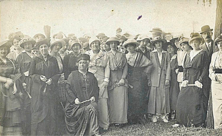 Filomena Dato, sentada, co comité de recepción da infanta Sabela Francisca Borbón en Ourense (1914)