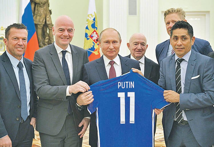 Gianni Infantino (FIFA) obsequia a Vladimir Putin durante el Mundial disputado en Rusia.