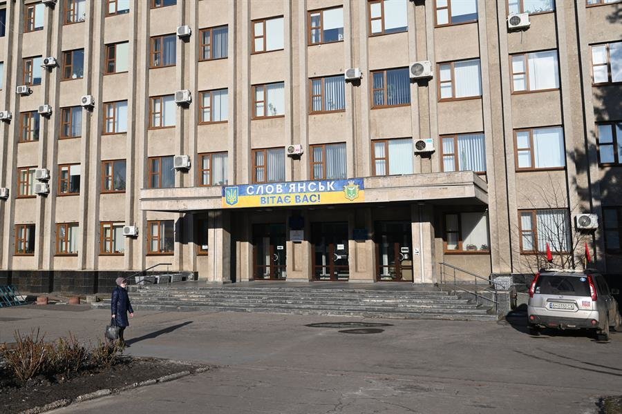 Vista general del Ayuntamiento en la ciudad de Slaviansk, en la región del Donbás (EFE).