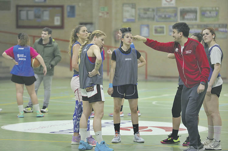 Suso Garrido, entrenador del Codigalgo Carmelitas, se dirige a sus jugadoras en el Vedruna.