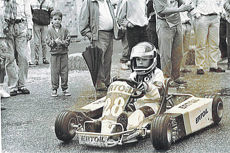 Uno jovencísimo Fernando Alonso, durante la disputa de la carrera de O Carballiño (ARCHIVO).