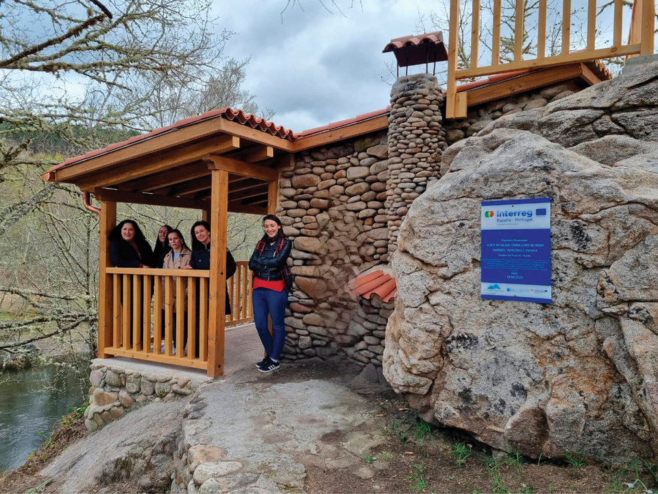 Belén do Campo, Sandra Quintas, Victoria Núñez y Alba Lombao en su visita al refugio.