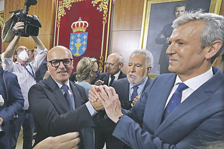 Manuel Baltar felicita a Alfonso Rueda.