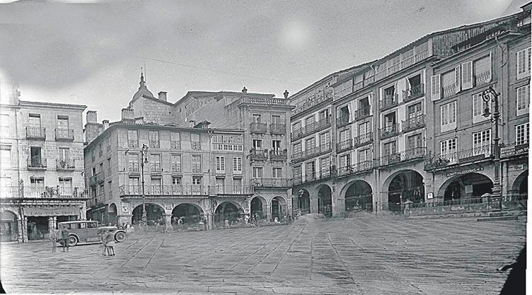 Montaje realizado con dos de las fotos que se hicieron para decidir si Ourense estaría en el Pueblo Español de Barcelona.