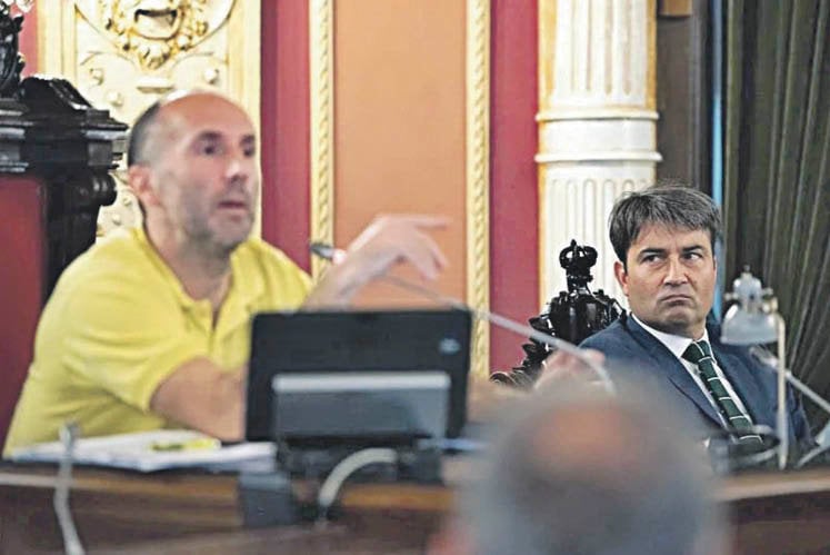 El alcalde, Gonzalo Pérez Jácome, observado por el interventor, Gonzalo Alonso, durante un pleno (JOSÉ PAZ).