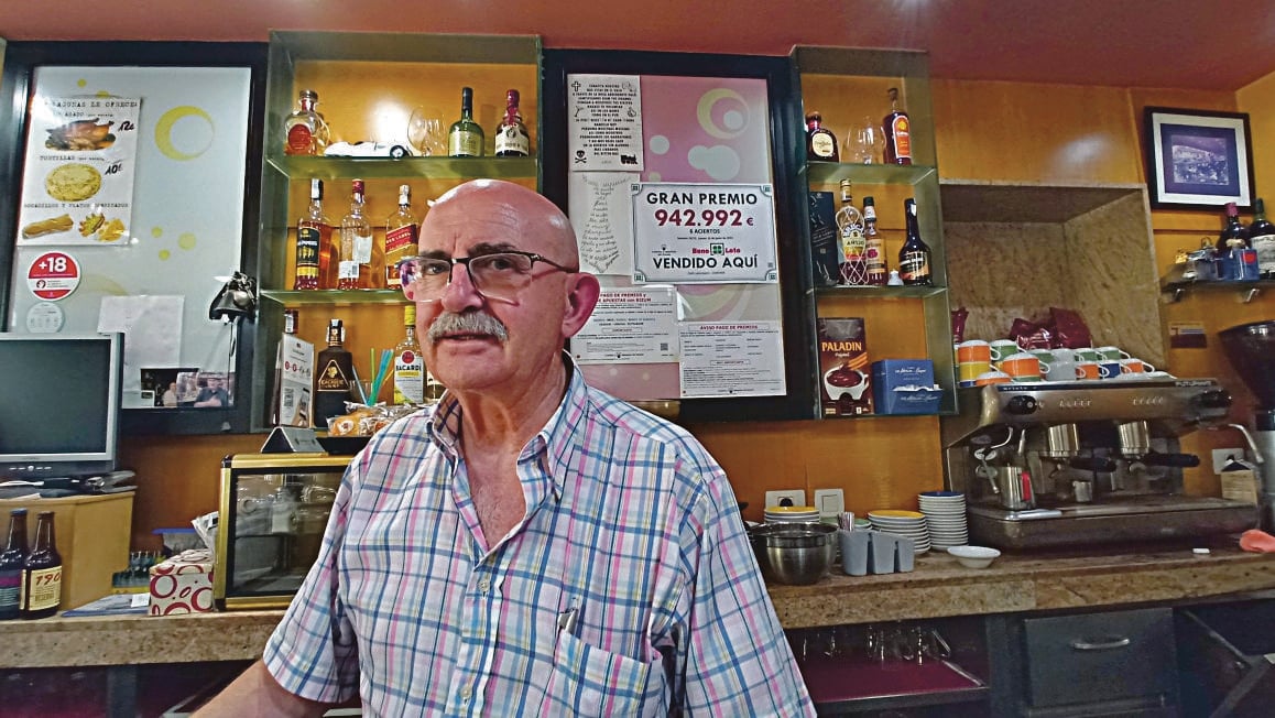 Víctor Escudero, gerente del bar Lagunas 1, donde se validó el boleto ganador.