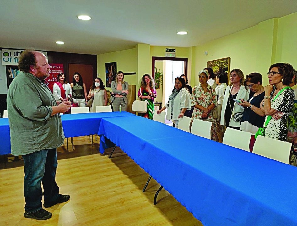 Servando Álvarez explicando a los asistentes los trabajos realizados en el Centro.