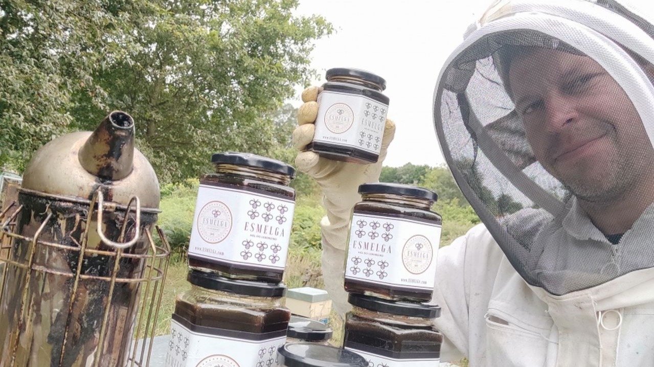 El apicultor Alberto Vidal posa con su miel, Esmelga, en el Xurés
