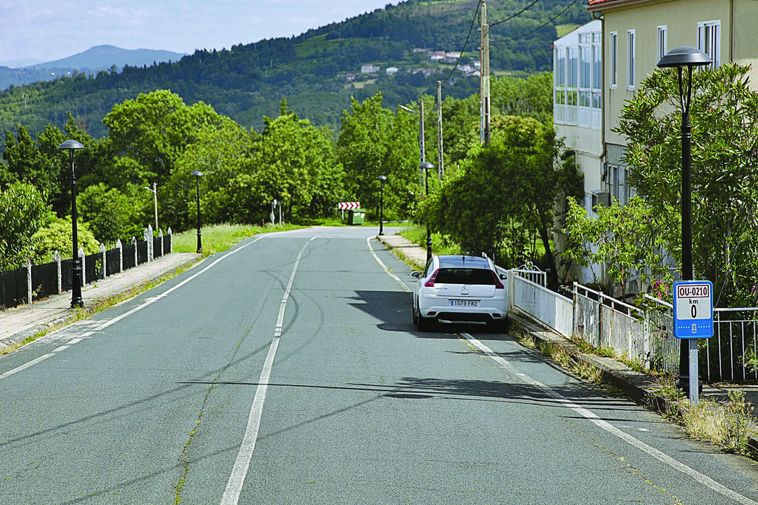 La carretera OU-0210 que comunica la parroquia de Quintela con la capital de Leirado. (MIGUEL ÁNGEL)