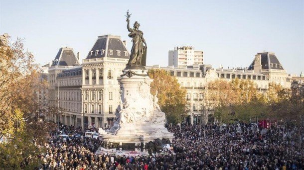 Concentración en París un año después de los atentados