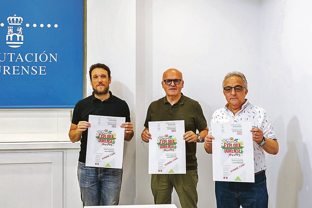 Paulo Vázquez, Manuel Baltar y Plácido Álvarez con el cartel del campamento Explora Ourense.