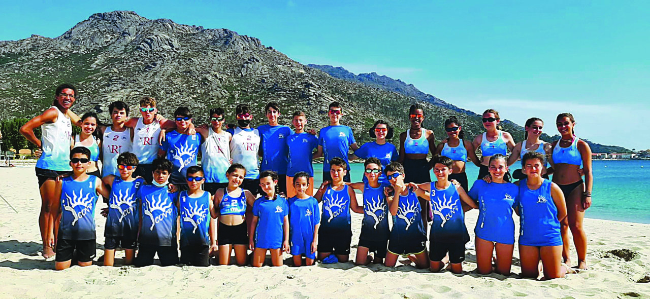 Foto de familia de parte de los representantes del Club Ourense Volei Praia en el Gallego.