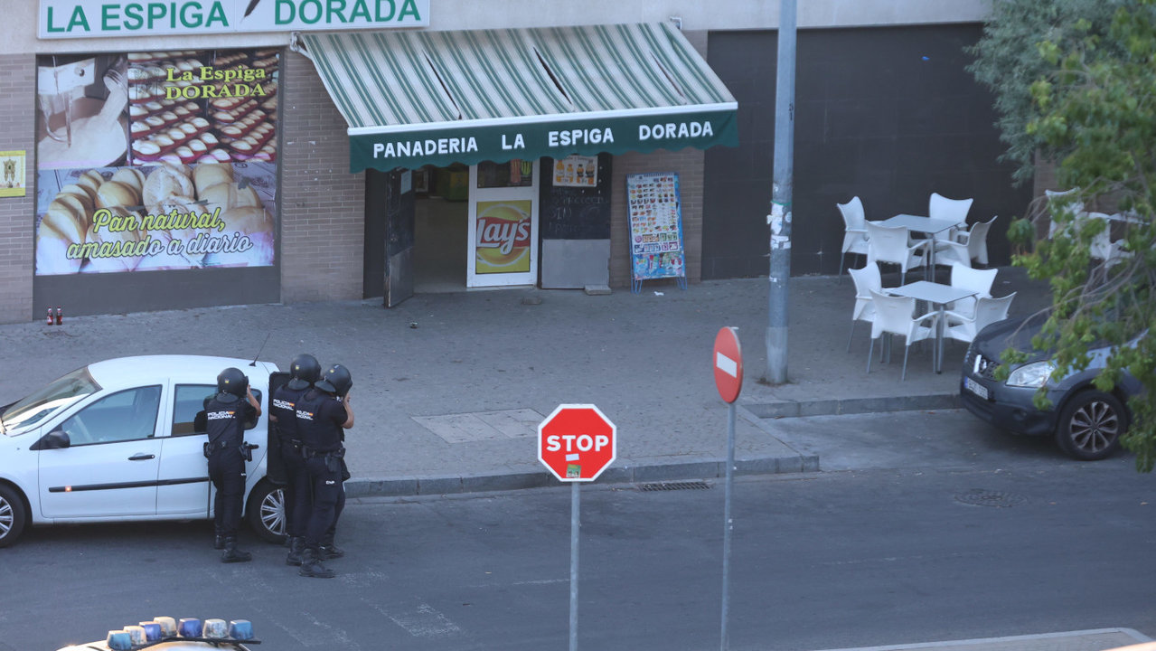 Dispositivo policial junto a la panadería de Sevilla. (EFE)