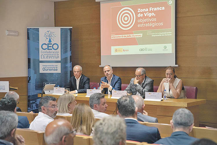 Mesa debate con David Regades y representantes de Coren, Pérez Rumbao y Aceites Abril. ÓSCAR PINAL