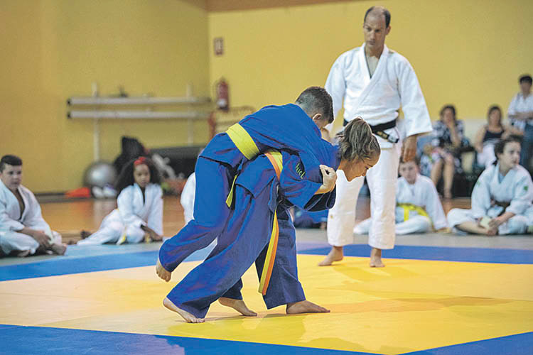 Dos jóvenes judokas, en un combate en el Pazito. ÓSCAR PINAL