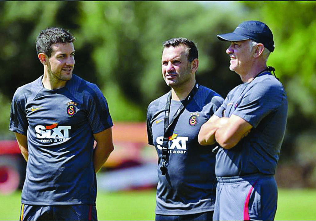 El técnico ourensano Ismael García (i), junto a Okan Buruk (c), entrenador del Galatasaray, e Irfan Saraloglu (d), ayudante técnico.