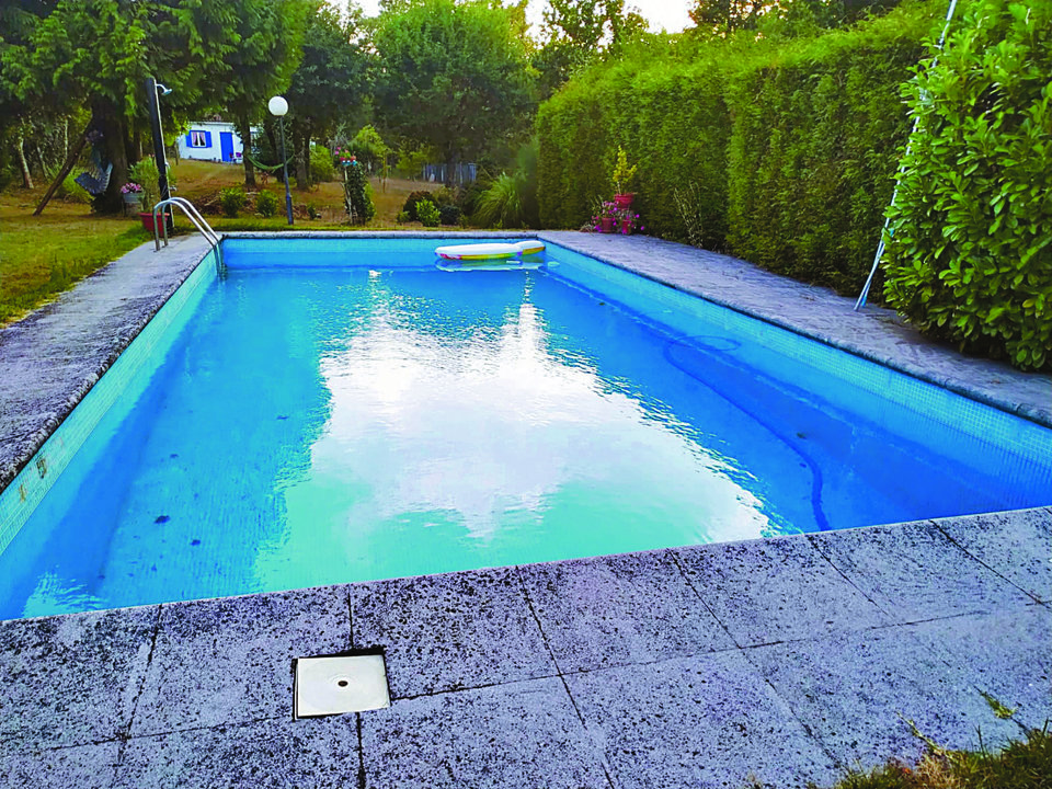 Una de las 218 piscinas privadas descubiertas que hay en el concello de Amoeiro.