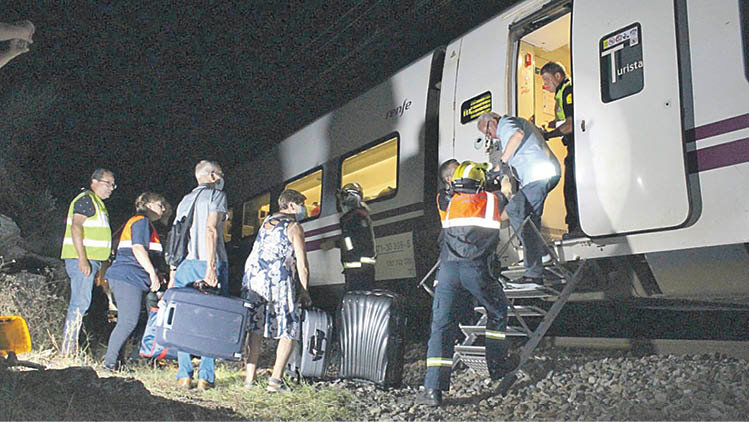Viajeros transbordados en otro tren, a las 00,39 horas en Quiroga. FOTOS: CARLOS JULIO GONZÁLEZ (EL PROGRESO)