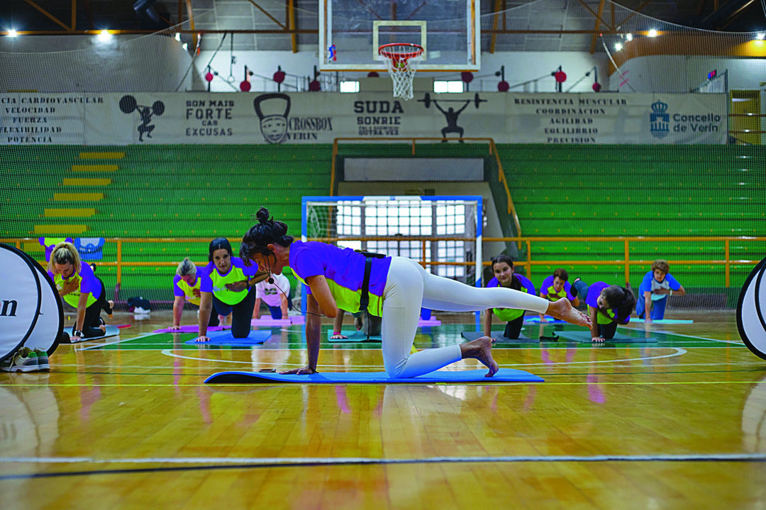 Sesión de yoga dirigida por Estela Castro en Verín. (MIGUEL SAMBRÉIJOME)