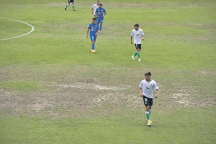 Estado del terreno de juego, durante el encuentro entre el Ourense CF y el Rayo Cantabria.