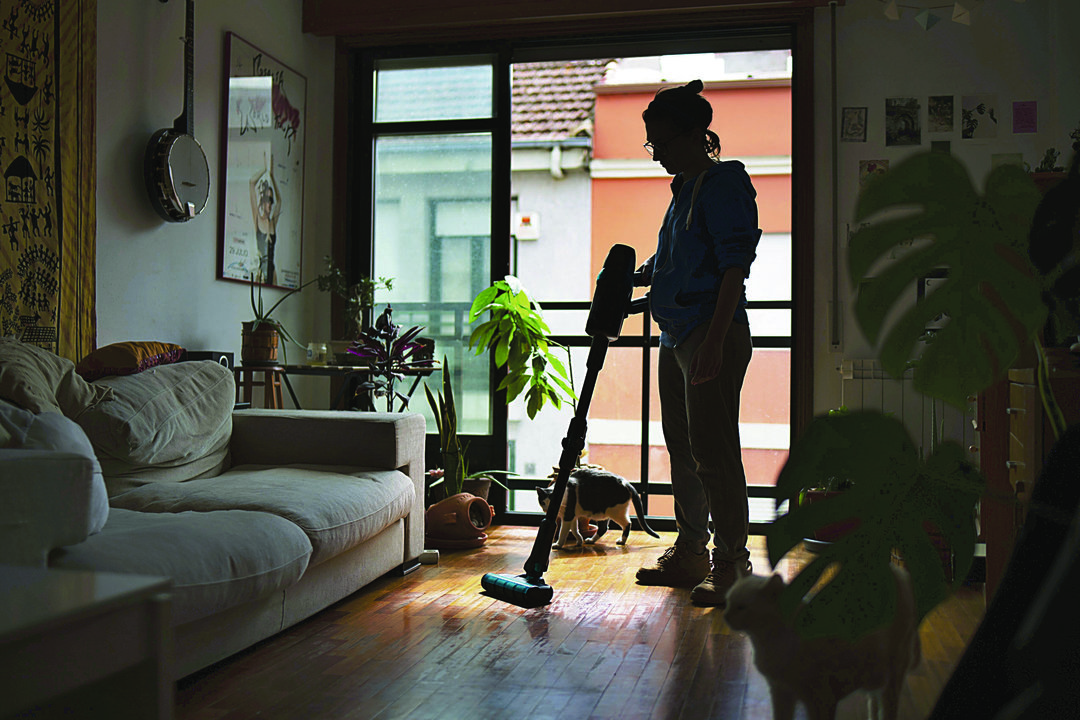 Una mujer realiza tareas de limpieza domésticas en un domicilio de la ciudad. (XESÚS FARIÑAS)