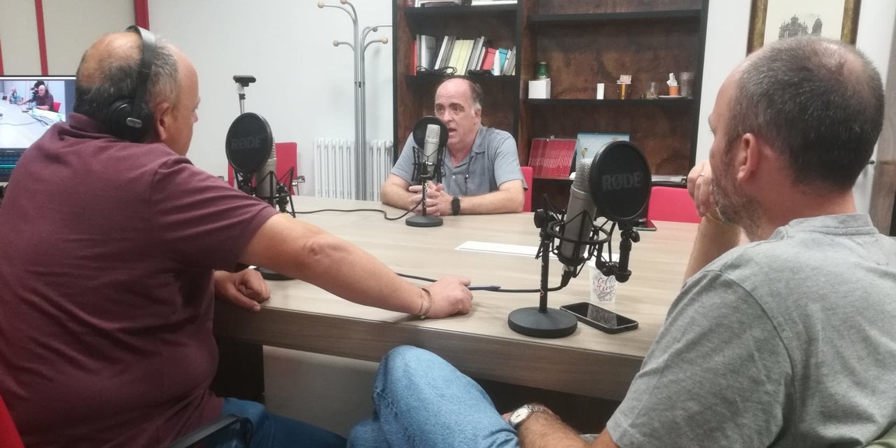 Eduardo Villar (c) junto con Pepe Garrote (i) y Jorge Ron (d) durante la entrevista.