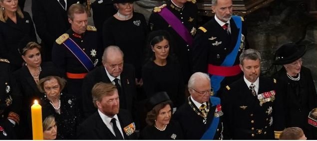 Los reyes, actuales y eméritos, sentados juntos en el funeral de Isabel II (Captura del vídeo en directo)