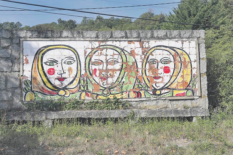 Restos del mural proyectado en 1990 por Virxilio en Cachamuíña. JOSÉ PAZ