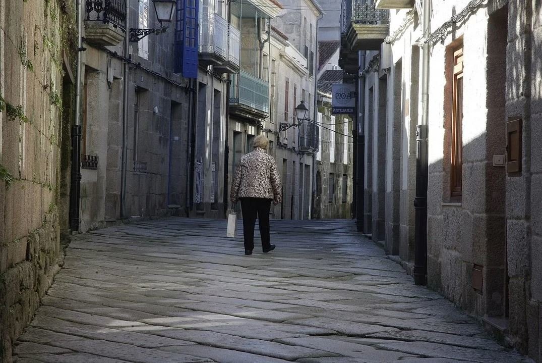 Una mujer pasea por el casco histórico de Allariz, totalmente sola. (Miguel Ángel).