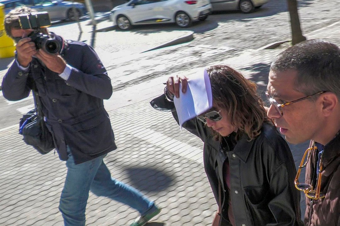 La actriz sevillana María León saliendo del Juzgado de guardia de Sevilla para someterse a un juicio rápido. EFE.