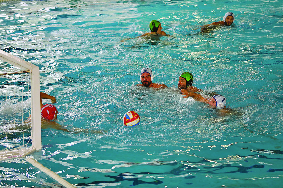 Pabellón y Santiago disputaron en la piscina Rosario Dueñas la final de la Supercopa Gallega masculina, un partido que terminó con victoria visitante por 14-9.