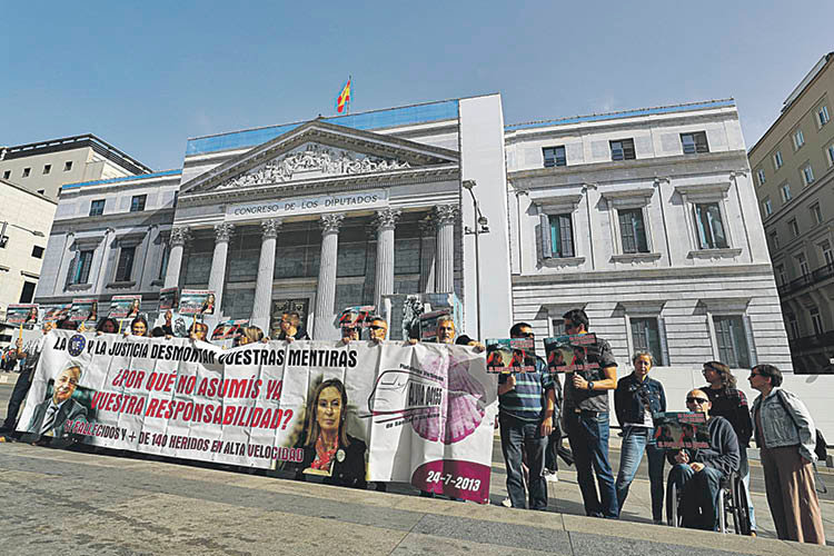 Miembros de la Plataforma de Víctimas del Alvia durante la manifestación ante el Congreso.