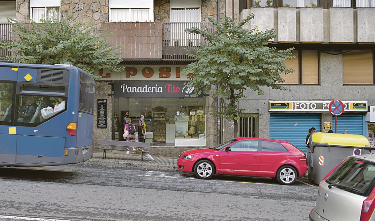Un vehículo mal estacionado en el Posío, en la parada de bus de la rúa Coruña. (XESÚS FARIÑAS)