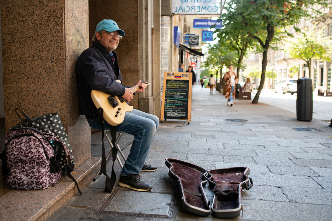 Ourense. 11/10/2022. Reportaxe sobre xente que pide na rúa. Na foto Juanma, músico que non pode tocar na rúa do Paseo.
Foto: Xesús Fariñas