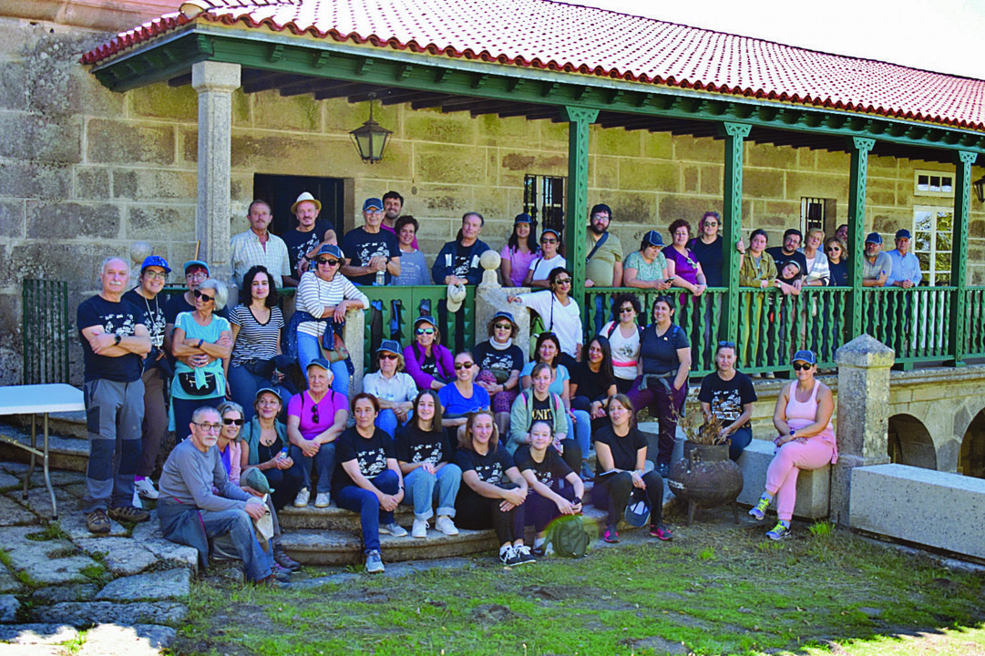 Foto de grupo de tódolos participantes no roteiro literario no entorno do pazo-museo Otero Pedrayo.