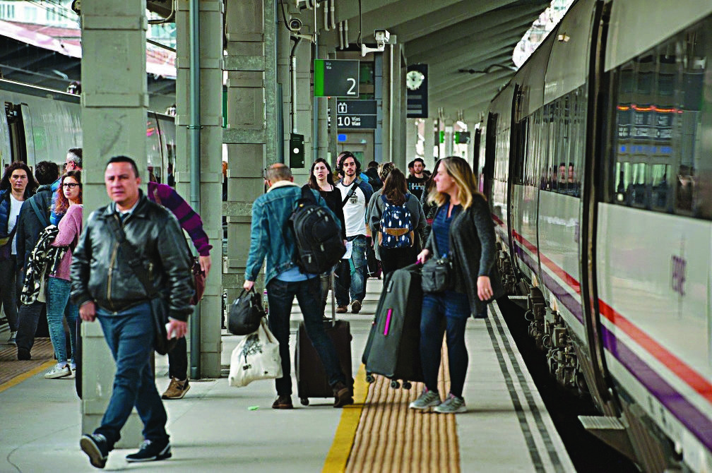 Viajeros en la estación de Ourense. (ÓSCAR PINAL)
