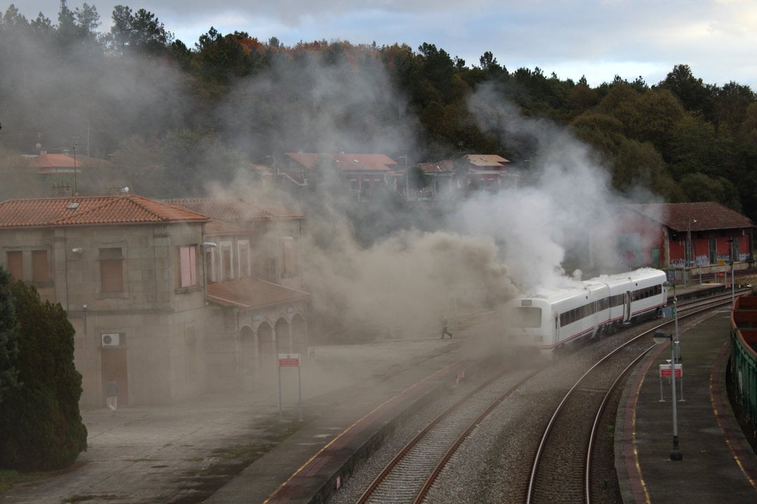 Arde el tren entre Ourense y Santiago, a la altura de Lalín (César Montoto/ DZ)