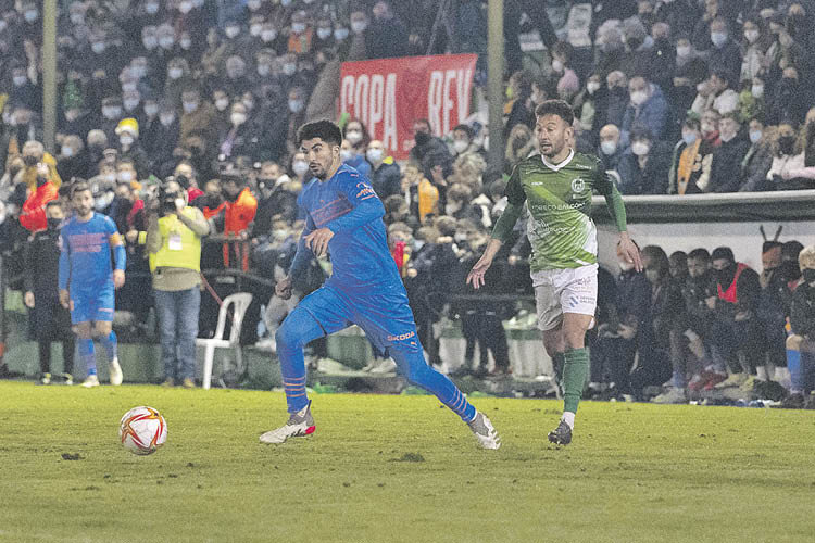 Carlos Soler conduce la pelota durante el partido de Copa del año pasado en el campo de Espiñedo (MARTIÑO PINAL).