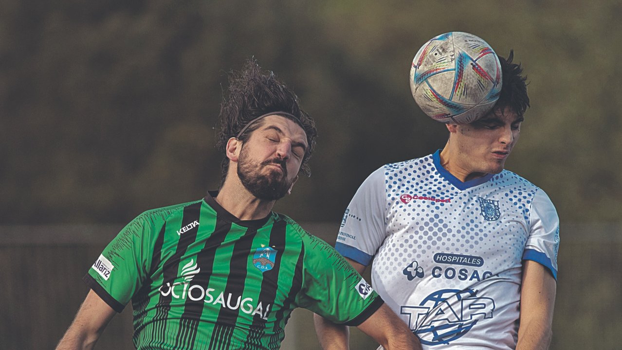 El goleador alaricano Víctor Gallego disputa un balón con Sergio, del Velle. (MIGUEL ÁNGEL)